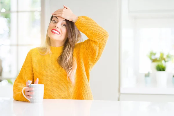 Jovem Mulher Bonita Beber Uma Xícara Café Casa Estressado Com — Fotografia de Stock