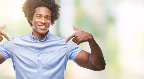 Афро Американський Людини Над Ізольованих Фон Дивлячись Впевнені Посмішкою Обличчі — стокове фото
