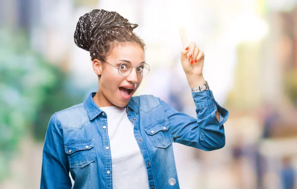 Ung Flätad Hår Afrikanska Amerikanska Flickan Bär Glasögon Över Isolerade — Stockfoto