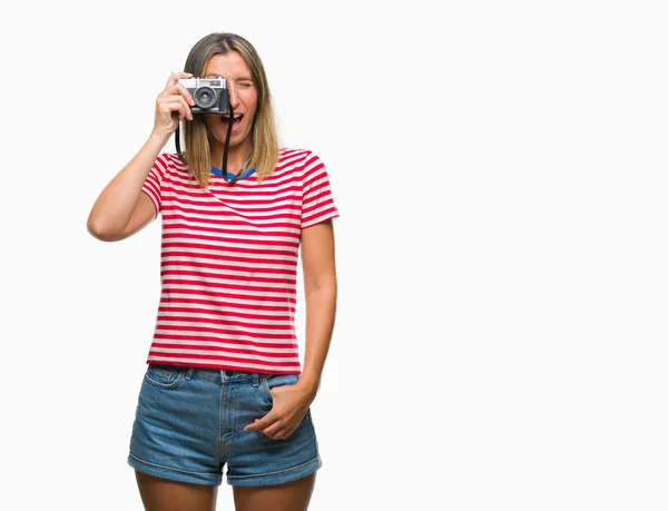 Junge Schöne Frau Fotografiert Mit Vintage Fotokamera Über Isolierten Hintergrund — Stockfoto