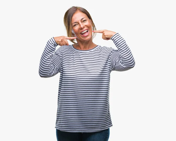 中年自信を示すと指歯と口を指して笑って孤立の背景に年配のヒスパニック系女性 健康の概念 — ストック写真
