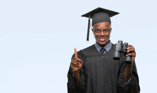 Mladý Absolvent Afroamerické Muže Hledají Práci Pomocí Dalekohledu Překvapilo Nápad — Stock fotografie