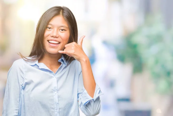 年轻的亚洲女商人在孤立的背景微笑着做电话手势用手和手指喜欢在电话里说话 传达概念 — 图库照片