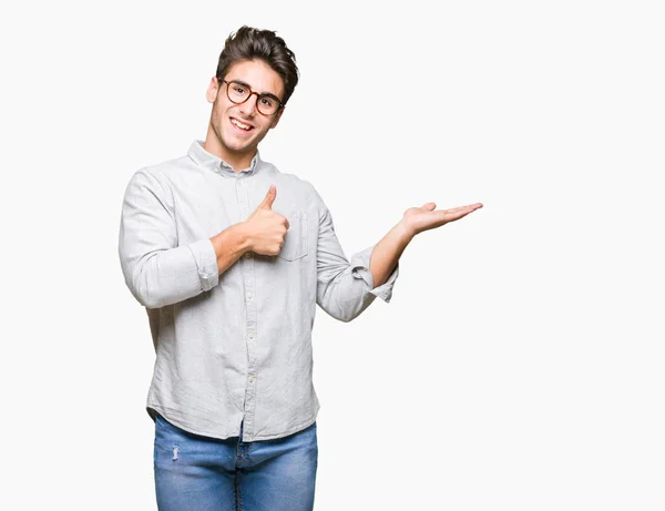 Joven Hombre Guapo Con Gafas Sobre Fondo Aislado Mostrando Palma —  Fotos de Stock