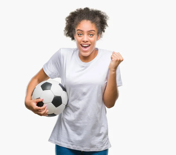 Joven Hermosa Afroamericana Sosteniendo Pelota Fútbol Sobre Fondo Aislado Gritando —  Fotos de Stock