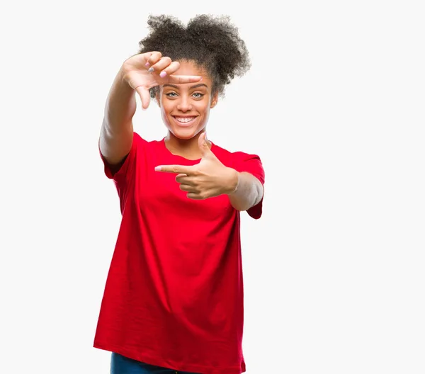 Молодая Афро Американка Изолированном Фоне Улыбается Делая Рамку Руками Пальцами — стоковое фото