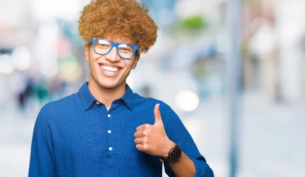 Joven Hombre Guapo Con Pelo Afro Con Gafas Azules Haciendo —  Fotos de Stock