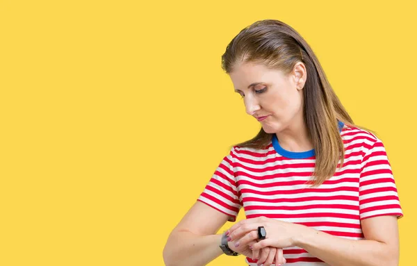 Mulher Madura Meia Idade Vestindo Camiseta Casual Sobre Fundo Isolado — Fotografia de Stock