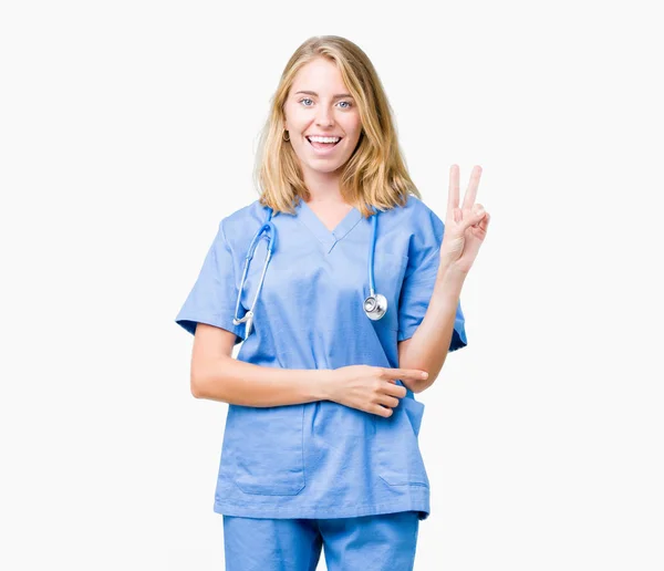 Vackra Unga Läkare Kvinna Bär Medicinsk Uniform Över Isolerade Bakgrund — Stockfoto