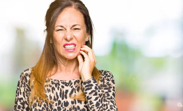 Mulher Meia Idade Bonita Vestindo Vestido Impressão Animal Leopardo Tocando — Fotografia de Stock