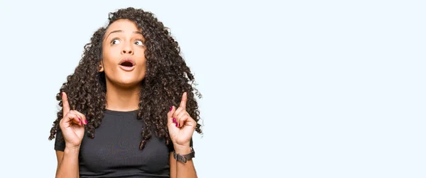 Young Beautiful Woman Curly Hair Amazed Surprised Looking Pointing Fingers — Stock Photo, Image