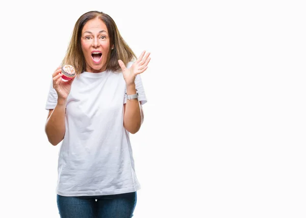 Mulher Hispânica Meia Idade Comendo Cupcake Sobre Fundo Isolado Muito — Fotografia de Stock