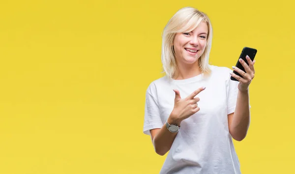 Joven Hermosa Mujer Rubia Usando Teléfono Inteligente Sobre Fondo Aislado —  Fotos de Stock