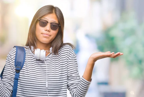 Jovem Asiático Estudante Mulher Vestindo Fones Ouvido Mochila Sobre Isolado — Fotografia de Stock