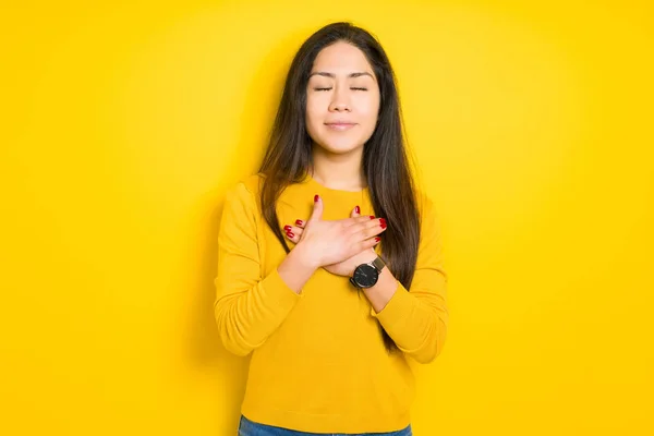 Hermosa Mujer Morena Sobre Fondo Amarillo Aislado Sonriendo Con Las — Foto de Stock