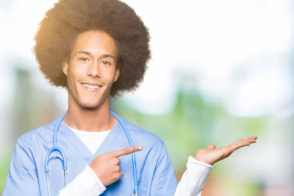 Hayret Ile Sunulması Parmak Ile Işaret Ederken Kameraya Gülümseyen Afro — Stok fotoğraf