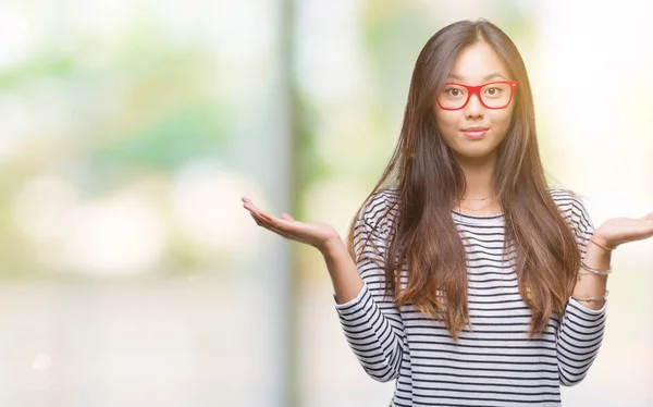 Mujer Asiática Joven Con Gafas Sobre Fondo Aislado Expresión Despistada —  Fotos de Stock