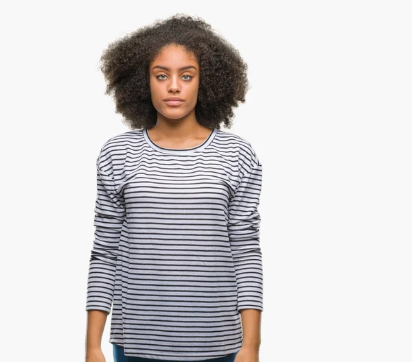 Jonge Afro Amerikaanse Vrouw Geïsoleerde Achtergrond Met Ernstige Uitdrukking Het — Stockfoto