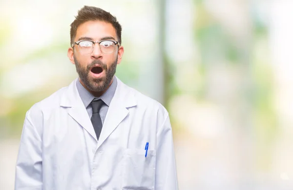 Dospělé Hispánský Vědec Nebo Lékař Muž Nosí Bílý Plášť Izolované — Stock fotografie