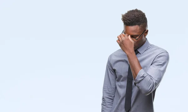Jovem Homem Negócios Afro Americano Sobre Fundo Isolado Cansado Esfregando — Fotografia de Stock