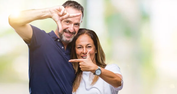 Orta Yaş Spanyol Rahat Çift Elle Yapma Çerçeve Parmakları Ile — Stok fotoğraf