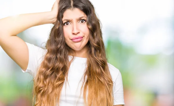 Junge Schöne Frau Trägt Legeres Weißes Shirt Verwirren Und Fragen — Stockfoto