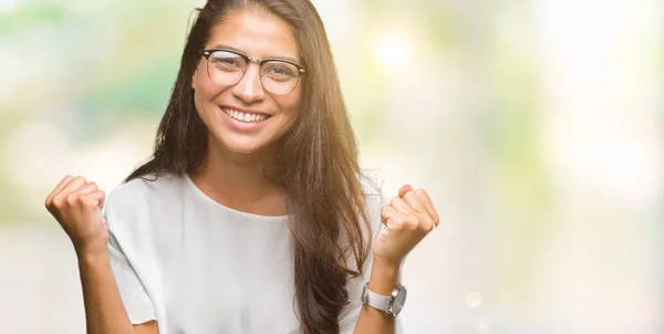 Jovem Bela Mulher Árabe Vestindo Óculos Sobre Fundo Isolado Comemorando — Fotografia de Stock