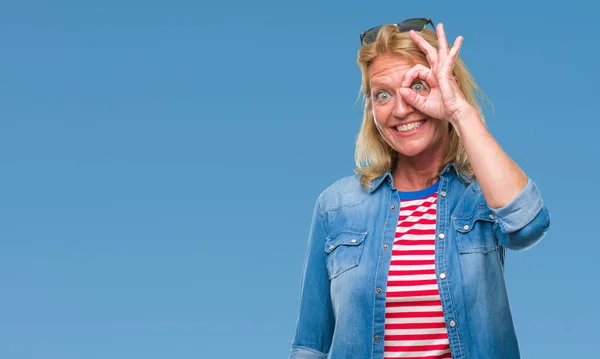 Medioevo Donna Bionda Sfondo Isolato Facendo Gesto Con Mano Sorridente — Foto Stock