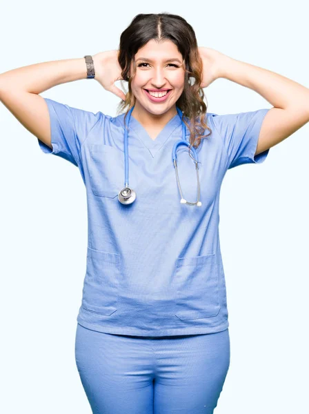 Junge Erwachsene Ärztin Medizinischer Uniform Entspannt Sich Und Dehnt Sich — Stockfoto