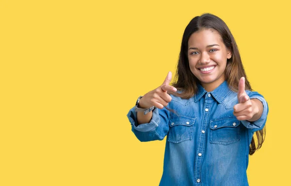 Joven Mujer Morena Hermosa Con Camisa Mezclilla Azul Sobre Fondo —  Fotos de Stock