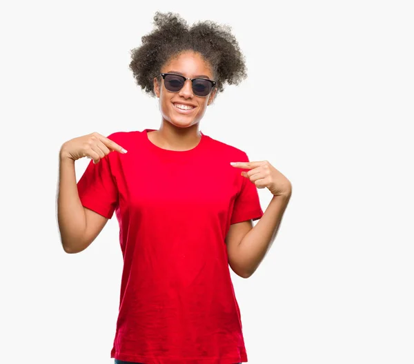 Jovem Afro Americana Usando Óculos Sol Sobre Fundo Isolado Olhando — Fotografia de Stock