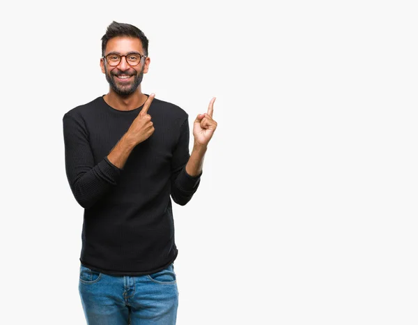 Homem Hispânico Adulto Usando Óculos Sobre Fundo Isolado Sorrindo Olhando — Fotografia de Stock
