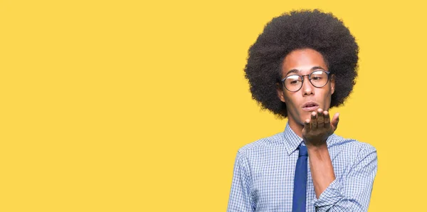 Mladí Africké Americké Obchodní Muž Afro Vlasy Nosí Brýle Při — Stock fotografie