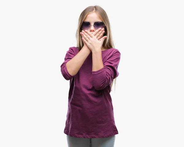 Ung Vacker Flicka Bär Solglasögon Över Isolerade Bakgrund Chockad Som — Stockfoto