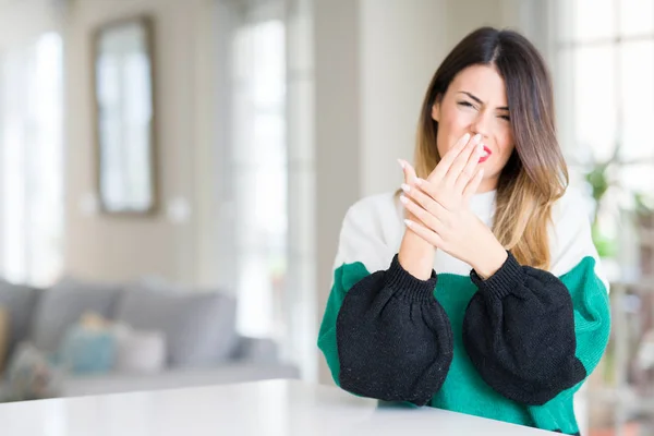 Jeune Belle Femme Portant Pull Hiver Maison Douleur Aux Mains — Photo