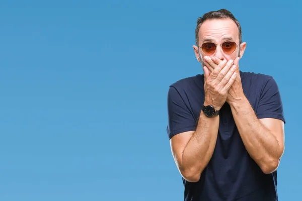 Hombre Mediana Edad Con Gafas Sol Sobre Fondo Aislado Sorprendió — Foto de Stock