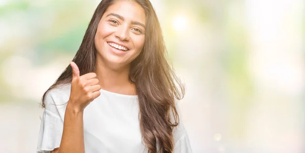 Joven Mujer Árabe Hermosa Sobre Fondo Aislado Haciendo Pulgares Felices —  Fotos de Stock