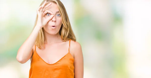 Mooie Jonge Vrouw Oranje Shirt Dragen Geïsoleerde Achtergrond Doen Gebaar — Stockfoto