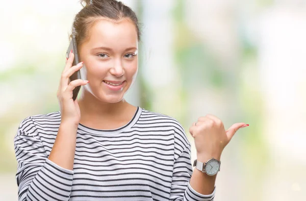 Junge Schöne Kaukasische Frau Spricht Auf Smartphone Über Isolierten Hintergrund — Stockfoto