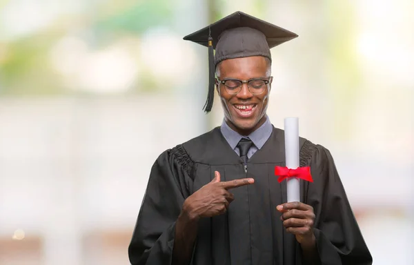 Młody Absolwent Afryki Amerykański Człowiek Posiadający Stopień Białym Tle Bardzo — Zdjęcie stockowe