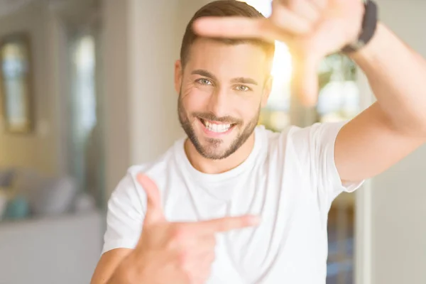 Joven Hombre Guapo Con Camiseta Blanca Casual Casa Sonriendo Haciendo — Foto de Stock