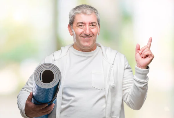 Stilig Senior Man Hålla Yogamatta Över Isolerade Bakgrund Mycket Glad — Stockfoto