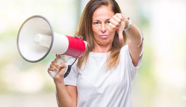 Femme Hispanique Moyen Age Criant Travers Mégaphone Sur Fond Isolé — Photo