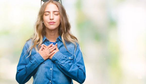 Mooie Jonge Blonde Vrouw Dragen Van Een Zonnebril Geïsoleerde Achtergrond — Stockfoto