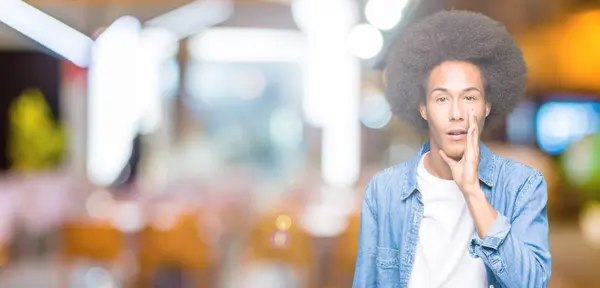 Молодий Афроамериканець Людиною Афро Волосся Руку Рот Розповідаючи Таємне Слух — стокове фото