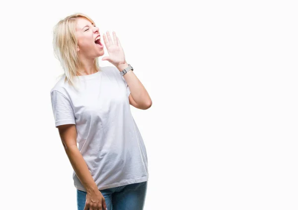 Jonge Mooie Blonde Vrouw Met Witte Shirt Geïsoleerde Achtergrond Schreeuwen — Stockfoto