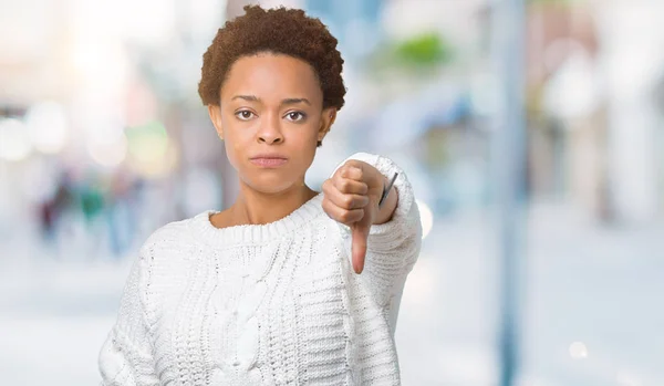 Linda Jovem Afro Americana Vestindo Suéter Sobre Fundo Isolado Olhando — Fotografia de Stock