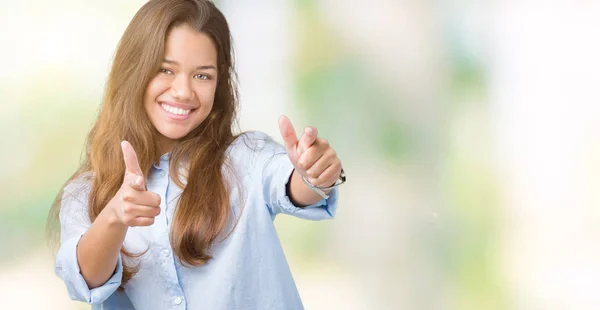 Jonge Mooie Brunette Zakenvrouw Geïsoleerde Achtergrond Wijzen Vingers Naar Camera — Stockfoto