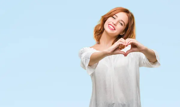 Joven Hermosa Mujer Sobre Fondo Aislado Sonriendo Amor Mostrando Símbolo —  Fotos de Stock