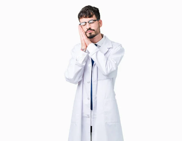 Człowiek Młody Naukowiec Profesjonalne Sobie Biały Płaszcz Białym Tle Spania — Zdjęcie stockowe